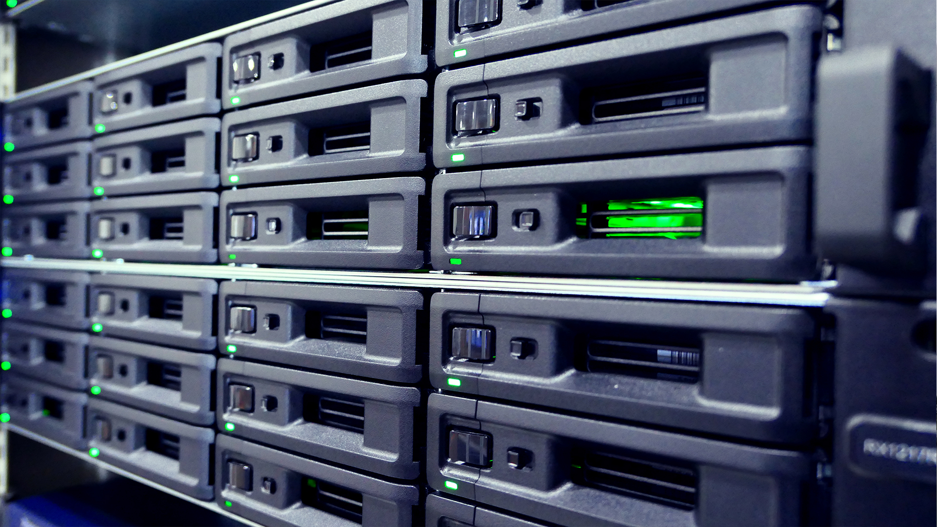 ออกแบบระบบเซิร์ฟเวอร์, Server Room พร้อมระบบควบคุมอุณหภูมิภายในอาคาร