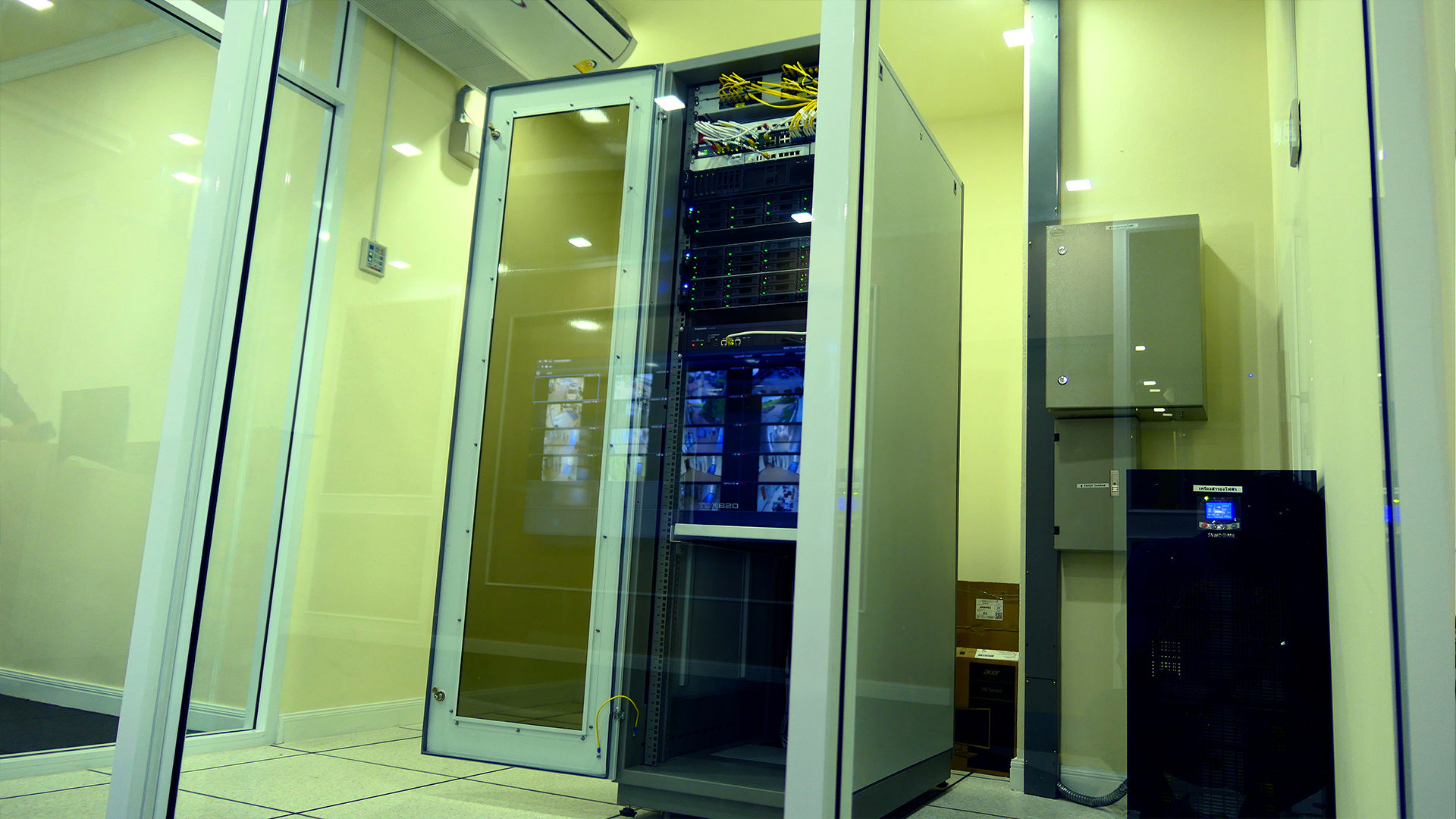 ออกแบบระบบเซิร์ฟเวอร์, Server Room พร้อมระบบควบคุมอุณหภูมิภายในอาคาร