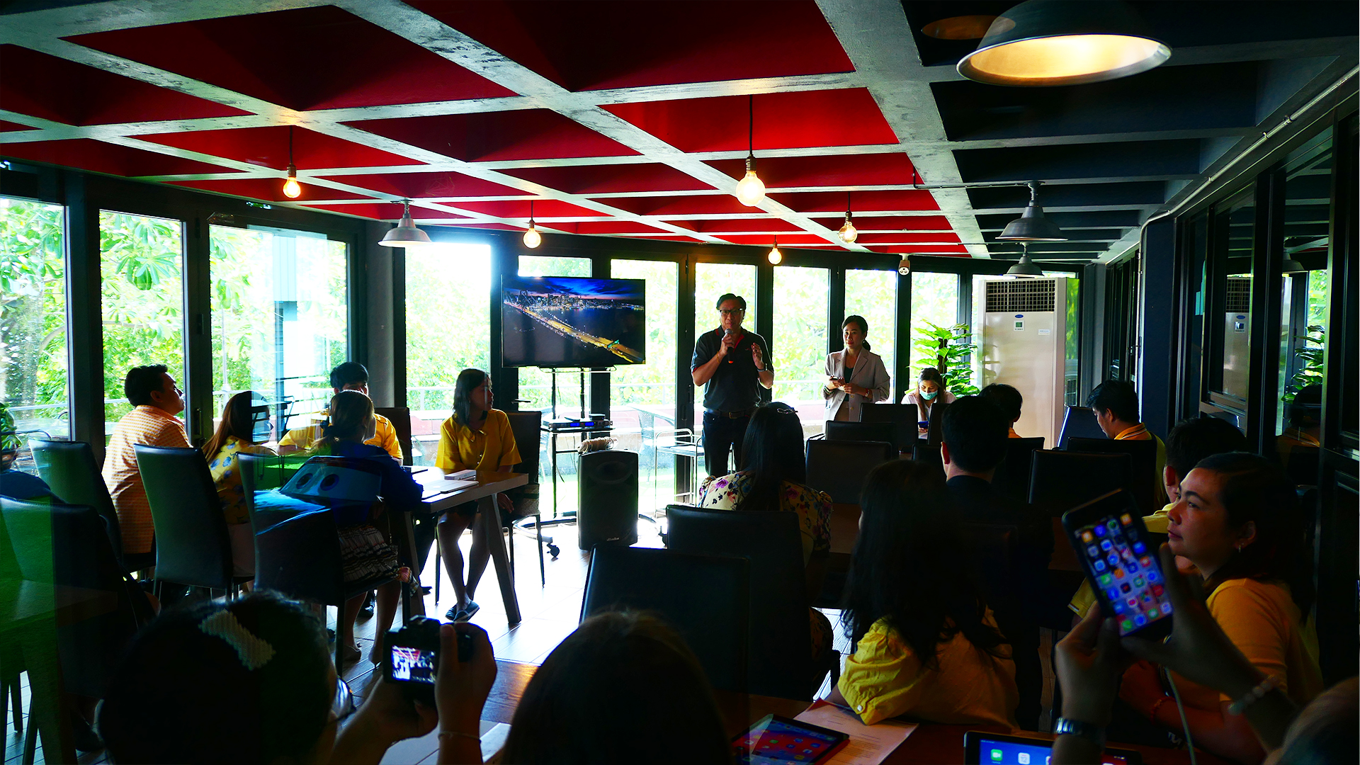 จัดอบรมพร้อมให้ความรู้เกี่ยวกับ Smart Classroom ให้กับเหล่าคณาจารย์ในเขตจังหวัดชลบุรี