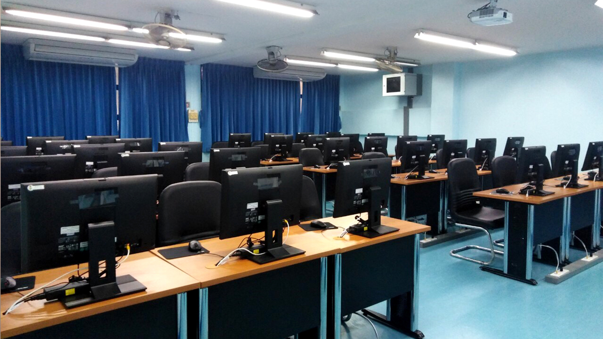 ติดตั้งคอมพิวเตอร์ภายในห้องเรียนทั้งภาครัฐและเอกชน