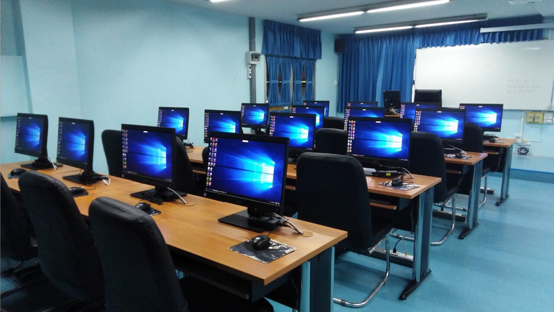 ติดตั้งคอมพิวเตอร์ภายในห้องเรียนทั้งภาครัฐและเอกชน